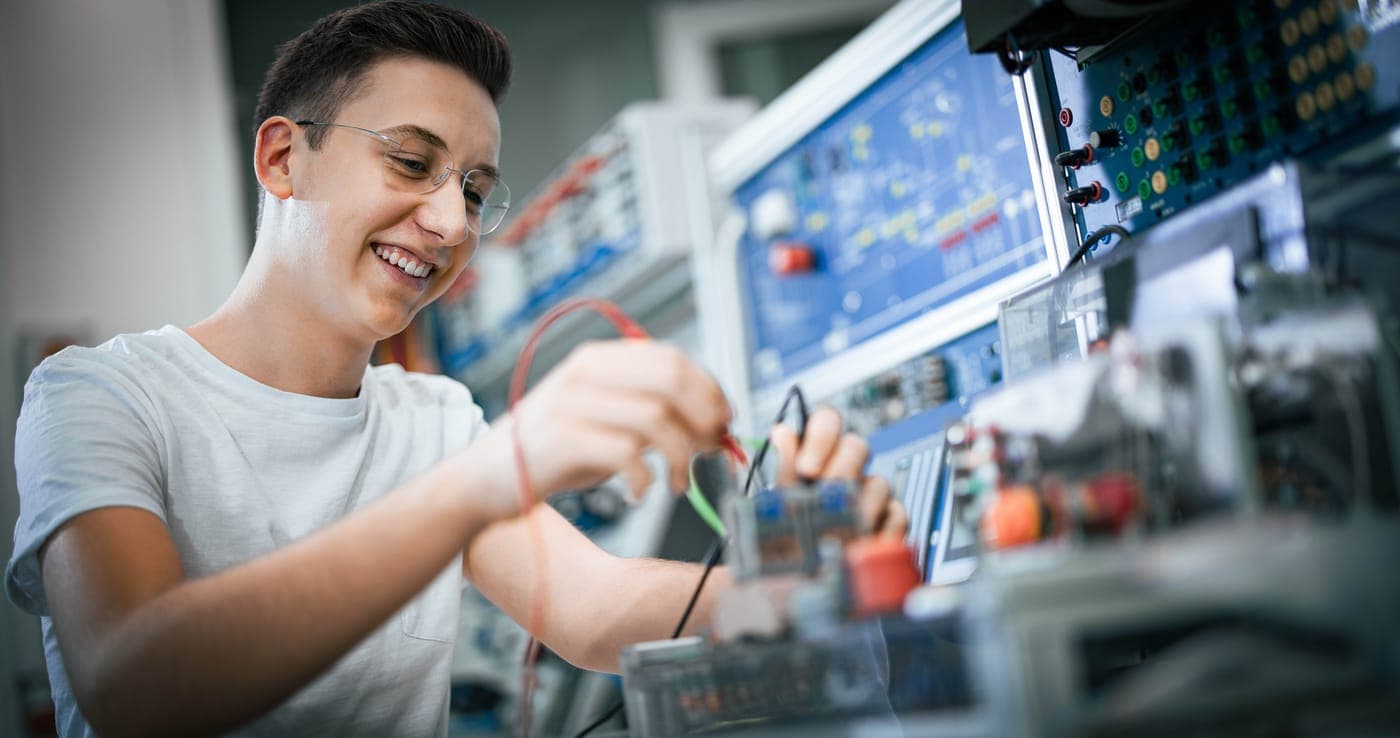 Junger Techniker prüft elektronische Baugruppen bei Silhouette